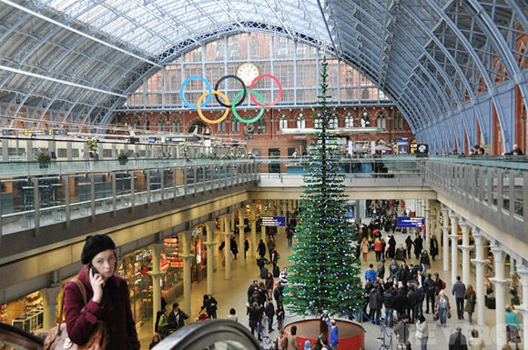 倫敦車站 Pancras 六十萬片樂高拼出創意聖誕樹