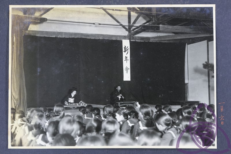 昭和 10 年（1936 年）二高女（今臺南女中）的新年會，學校是日本政府規訓同化的重點場域，透過各種活動、儀式讓學生接受「新曆年」。圖片來源│臺南女中百年老照片