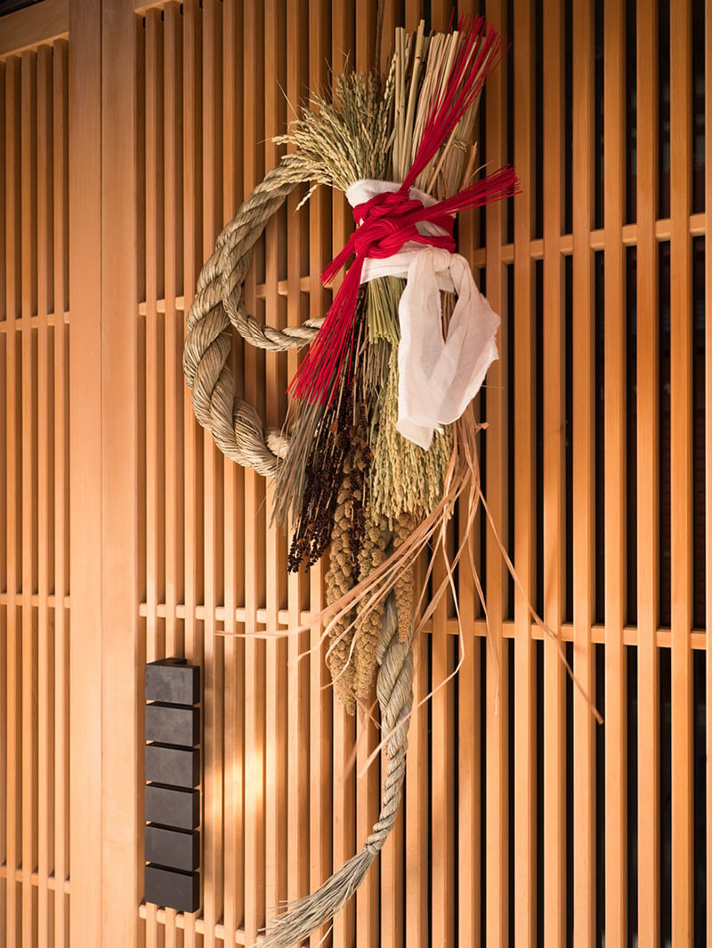 掛門松、稻草繩是日本傳統的新年儀式，現今日本依然可見。資料來源│iSock